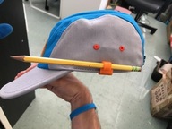 Uchwyt na ołówki z klipsem na czapke DRUK 3D (2x Sztuki)