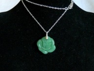 Zielona róża z jadeitu, wisiorek na łańcuszku