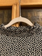 BLUZKA OBJECT 42 (XL) KWIATUSZKI BIAŁE NA CZARNYM STÓJKA GUMKI