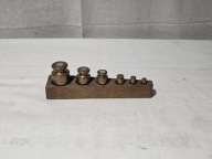 Stare odważniki mosiężne w drewniany etui 5-200g z okresu Prl-u