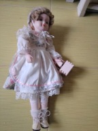 Piękna porcelanowa lalka z koszykiem.