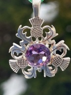 Srebrna zawieszka z fioletowym oczkiem