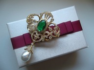 ELEGANCKA BROSZKA Z PERŁĄ I ZIELONYM KAMIENIEM + PUDEŁKO PREZENTOWE