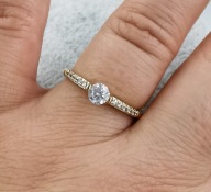 AAA Pierścionek pozłacany 14K średnica 19 mm elegancki z cyrkoniami