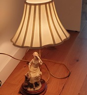 SYGNOWANA -LAMPA DAMA Z PIESKIEM NA DREWNIANEJ PODSTAWIE