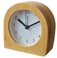 Budzik z analogowymi wskazaniami o minimalistycznym wyglądzie Ø 7,5 drewno