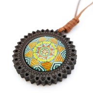 WISIOREK z drewna indyjska MANDALA gwiazda amulet