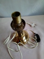 Stara sprawna mosiężna lampa stojąca