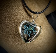 Naszyjnik z żywym kwiatem w żywicy – serce 2x2 cm