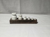 Stare odważniki porcelanowe z okresu Prl-u. Zestaw 1-20dkg w etui (1)