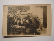 Babcia z dziadkiem przed domem - stare zdjęcie przedwojenne