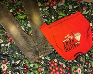 super zestaw dla chłopca jeansy i czerwona bluzka