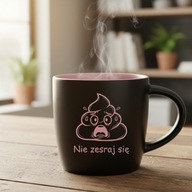 Śmieszny kubek czarny mat grawer „Nie zesraj się” – prezent, różowe wnętrze