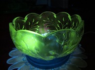 Głęboka misa zdobiona z fluorescencją UV 365nm. Przed 1945r. (nie uranowa).