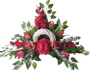 Stroik cmentarz wiosna tulipany w wiklinie czerwień