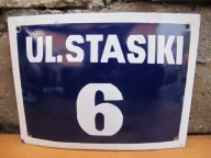 Stara emaliowana tablica z numerem domu i ulicą