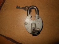 STARA SPRAWNA KŁÓDKA Z KLUCZEM