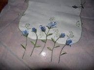 Oryginalny bieżnik z haftem , niebieskie kwiaty - 39 cm x 86 cm