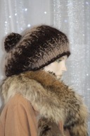 CZAPKA beret z pomponem RĘKODZIEŁO moher brąz beż