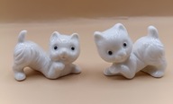 Kotki się bawią dwie (2) figurki z porcelany - białe koty kociaki - śliczne