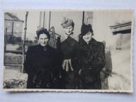 PRL trzy kobiety moda futro 40/50te (1689a)