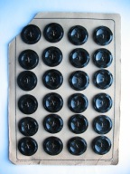 Stare NIEUŻYWANE GUZIKI NA PAPIEROWEJ PALECIE