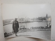 PRL kobieta widok z Westerplatte na Nowy Port Gdańsk (1761c)