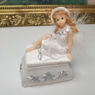 Puzderko szkatułka z figurką dziewczynki aniołek dekoracyjna 12 cm
