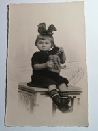 DZIEWCZYNKA Z KOKARDĄ NA GŁOWIE - TRZYMAJĄCA STARĄ LALKĘ 1925 ROK
