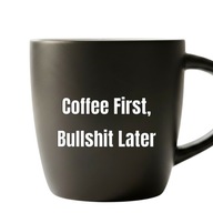 Kubek Coffee First Bullsh*t Later – śmieszny prezent, czarny mat