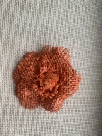 pomarańczowa broszka przypinka kwiat róża