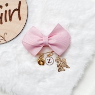 Kokardka broszka z literką i aniołem stróżem do wózka dla dziecka