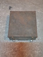 Metalowa apteczka samochodowa (?)