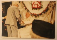 JAN PAWEŁ II - wujek wręcza album i rozmawia z Papieżem, ZDJĘCIE, KOLOR