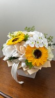 Bukiet kwiaty mydlane róże słoneczniki dzień kobiet flower box