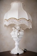 Stylowa lampa stołowa z porcelany – putta / aniołki
