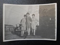 PRL kobiety Wołga stary samochód (423)