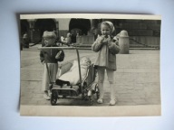 KRAKÓW SUKIENNICE POMNIK MICKIEWICZA DZIECI WÓZEK OBWARZANEK stare FOTO