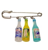 Broszka z buteleczkami oranżady