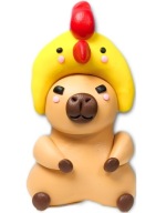 KAPIBARA Z CZAPKĄ KURCZAKA FIGURKA Z MODELINY