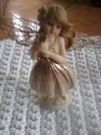 figurka dziewczynka ze skrzydlami i kwiatkiem