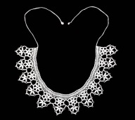 KOŁNIERZYK - szydełkowy, wewnętrzna krawędź 47cm, szerokość 10cm