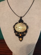 Śliczny wisior sutasz czarno-złoty