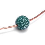 Kolia z miedzi z kulką trawionego agatu.