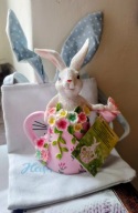 Wielkanoc figurka króliczek konewka gipsowy kolorowy w materiałowej torebce