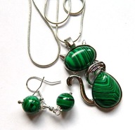 Malachit i srebro, wisiorek kotek na łańcuszku i kolczyki, zestaw biżuterii