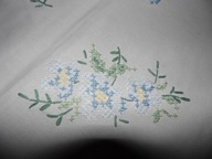 Obrus haft krzyzykowy , kwiatuszki - 77 cm x 77 cm