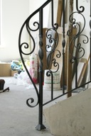 Schody spiralne na rozbudowanych tralkach balustrada na wandze