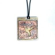 Wisior z miedzi i mosiądzu. Koliber. Ręczna robota.