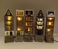 Pięć (5) podświetlonych kamienic domy 28cm połączonych szeregowo do makiety